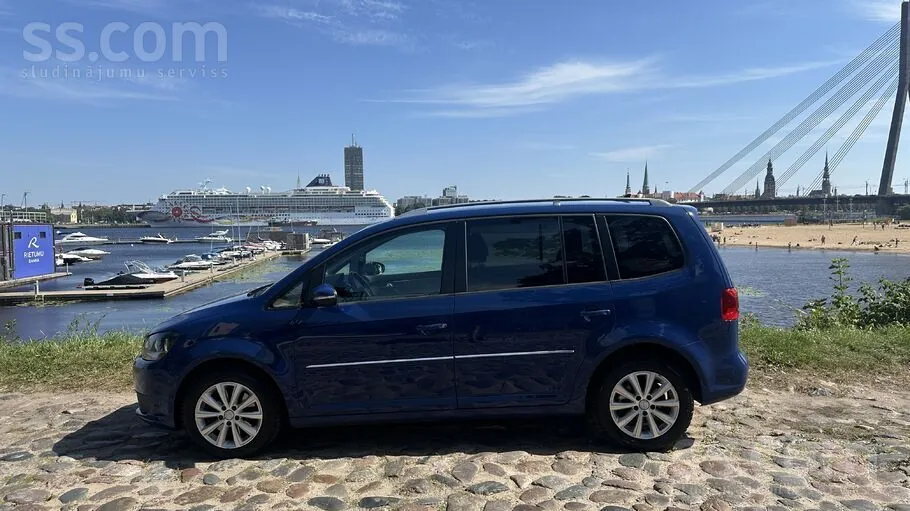 Volkswagen Touran 2011 photo 3