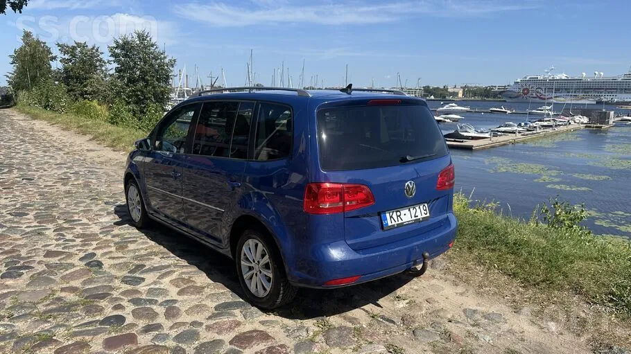 Volkswagen Touran 2011 photo 2