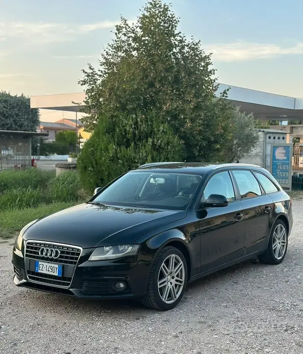 Audi A4 2011 photo 2