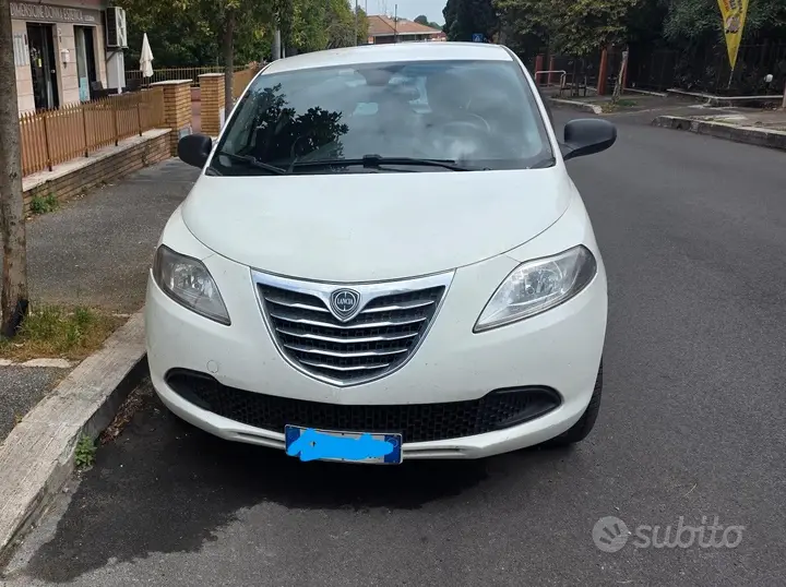Lancia Ypsilon 2013 photo 2