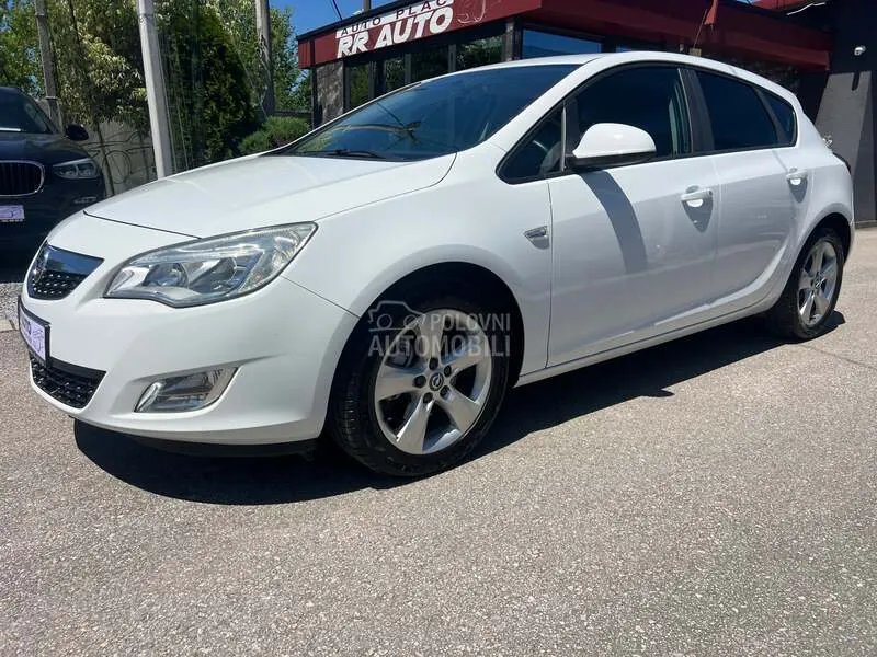 Opel Astra J 2012 photo 5