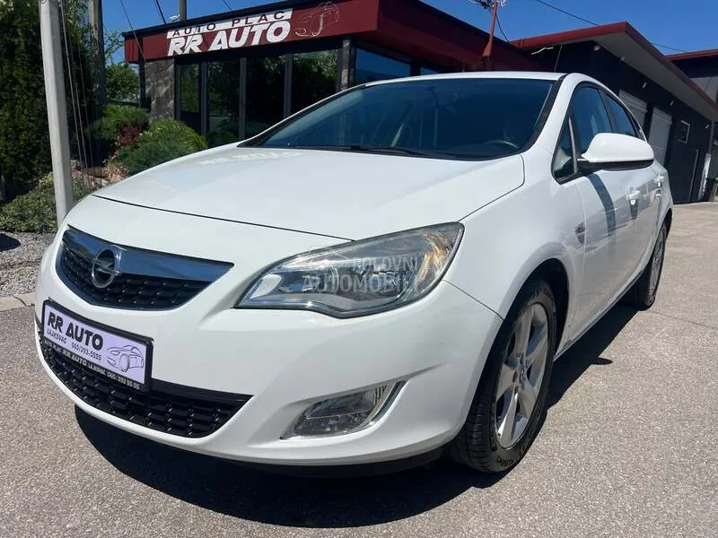 Opel Astra J 2012 photo 2