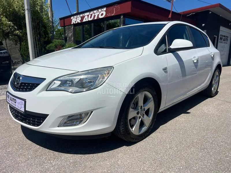 Opel Astra J 2012 photo 4
