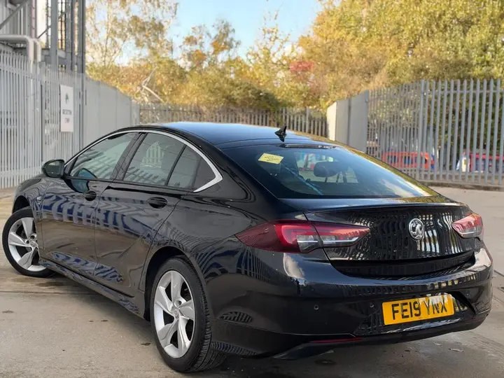 Vauxhall Insignia 2019 photo 2