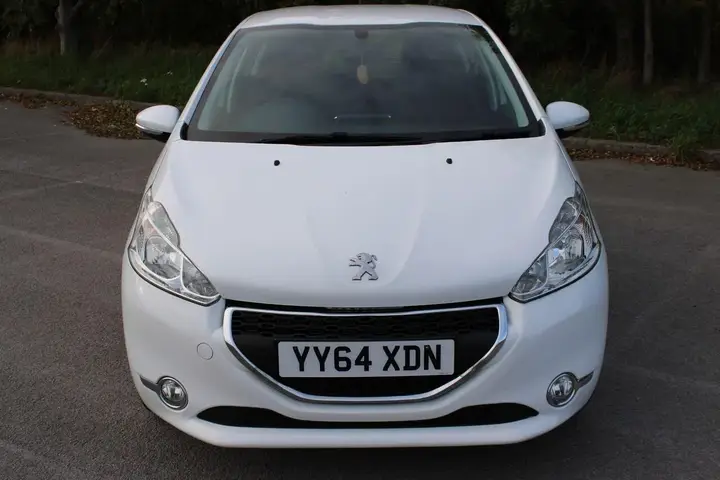 Peugeot 208 2015 photo 2