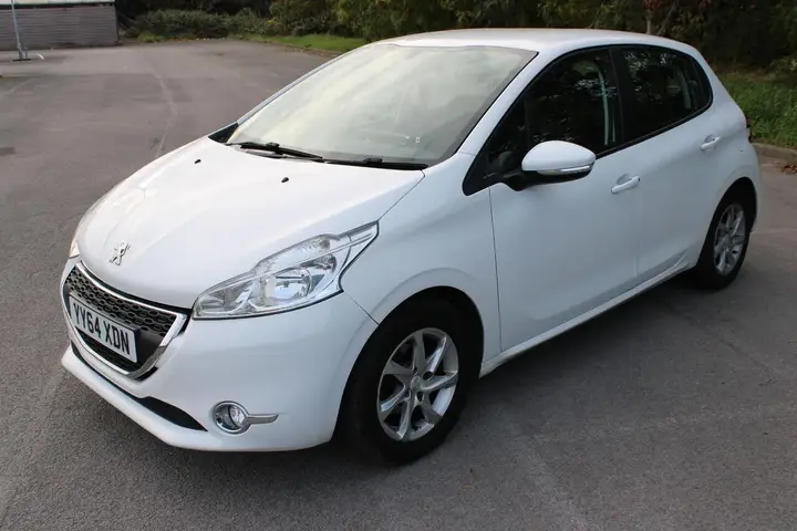 Peugeot 208 2015 photo 3