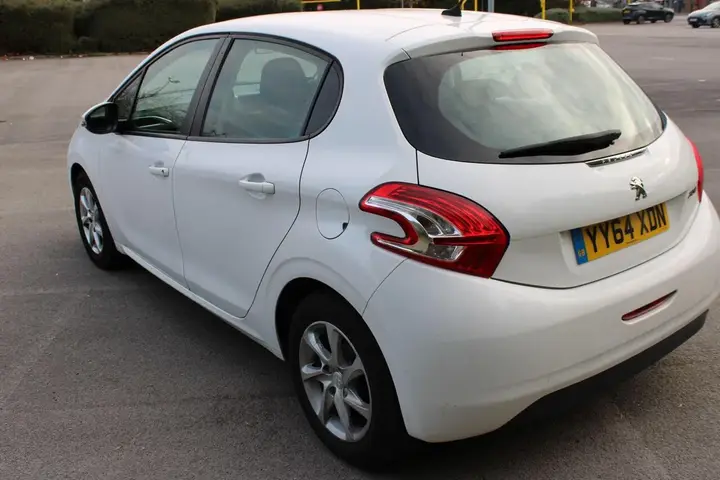 Peugeot 208 2015 photo 4