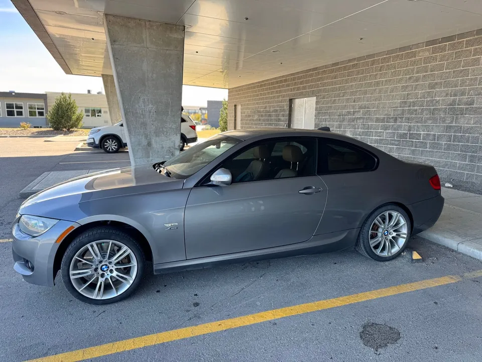BMW 3 Series 2011 photo 2