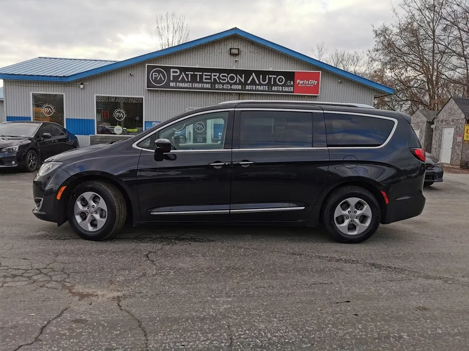 Chrysler Pacifica 2017 photo 2