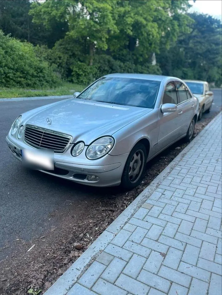 Mercedes-Benz E200