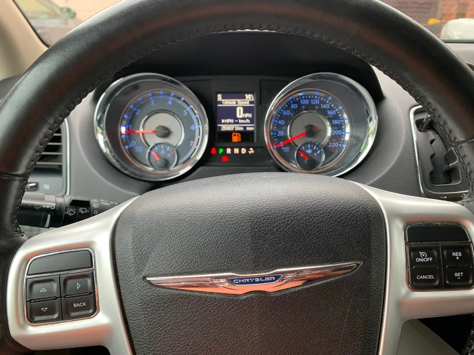 Chrysler Town & Country 2015 photo 2