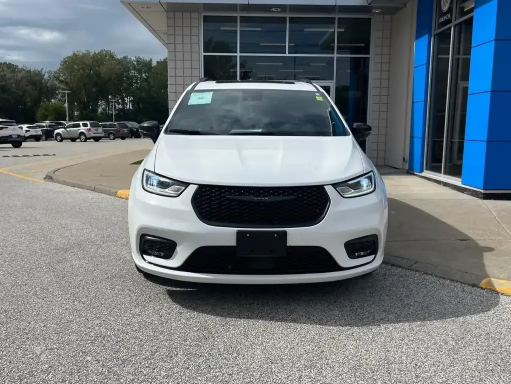 Chrysler Pacifica 2024 photo 2
