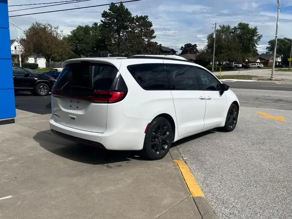 Chrysler Pacifica 2024 photo 5