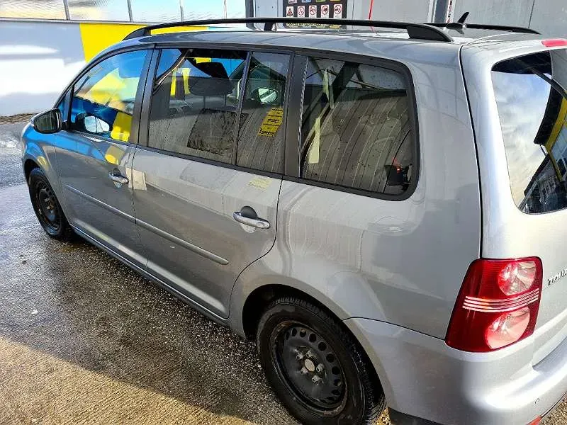Volkswagen Touran 2011 photo 3