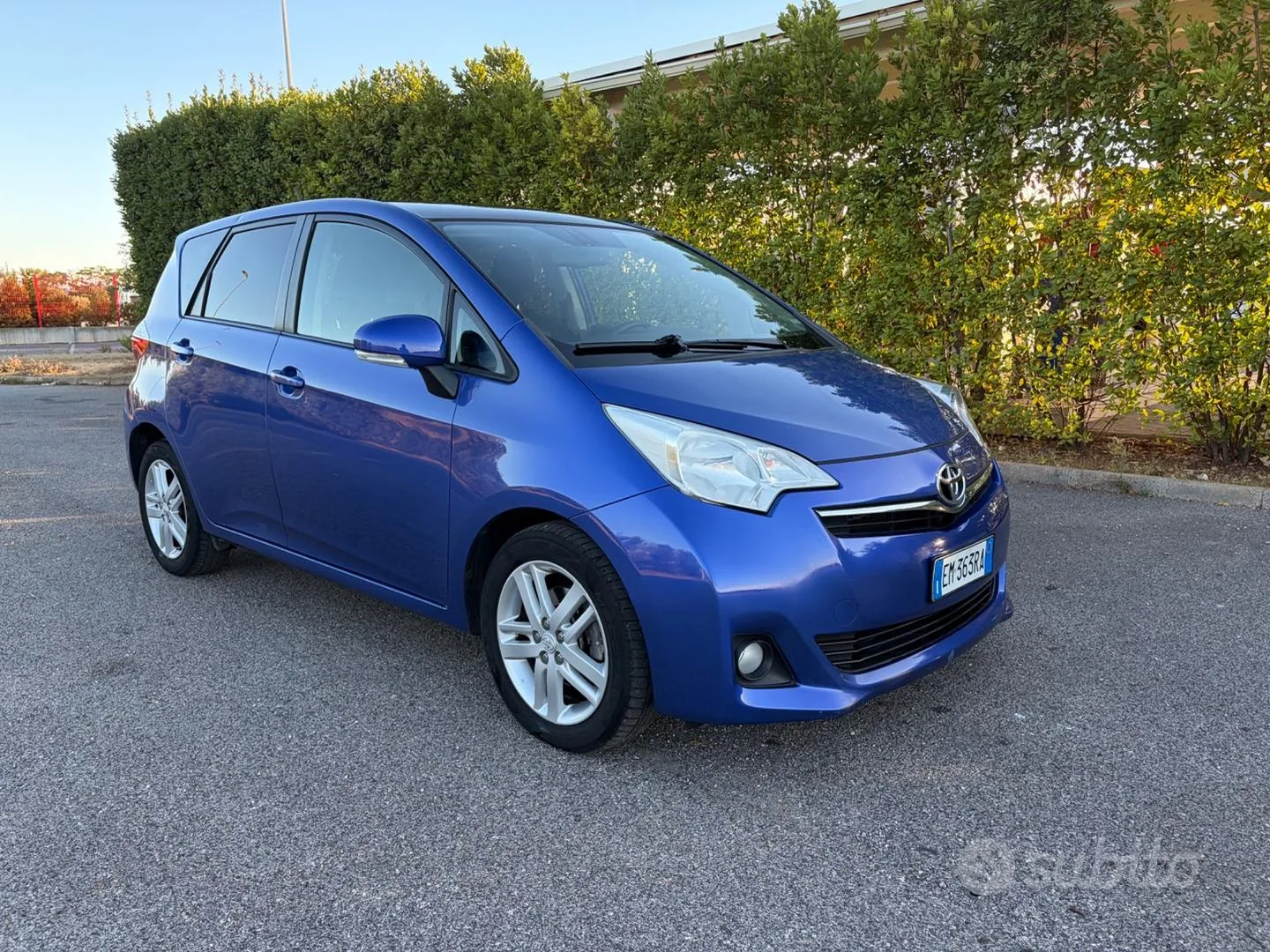 Toyota Verso-S 2012 photo 2