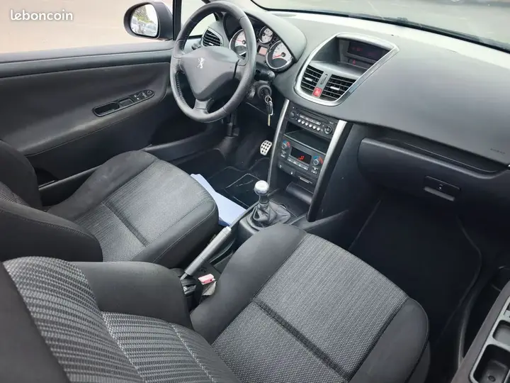 Peugeot 207 2011 photo 3