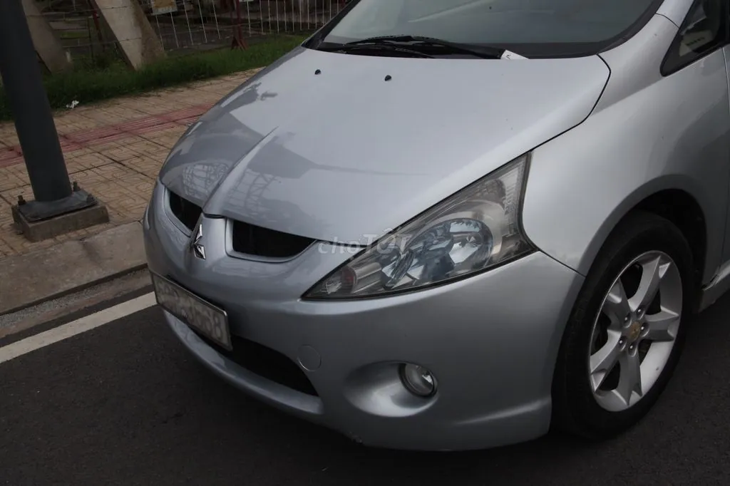 Mitsubishi Grandis 2009 photo 3