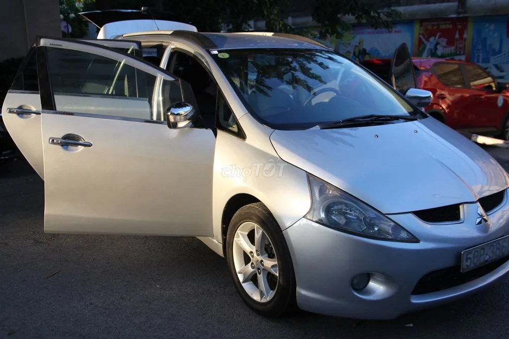 Mitsubishi Grandis 2009 photo 2