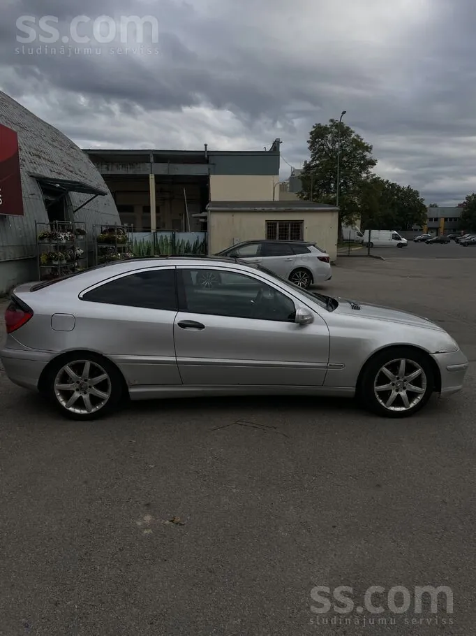 Mercedes-Benz C220 2003 photo 3