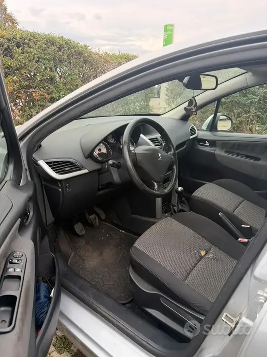 Peugeot 207 2011 photo 4