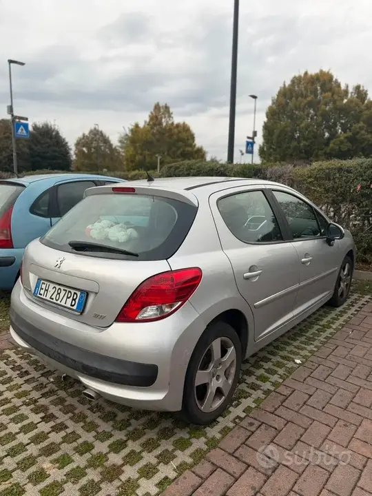 Peugeot 207 2011 photo 2