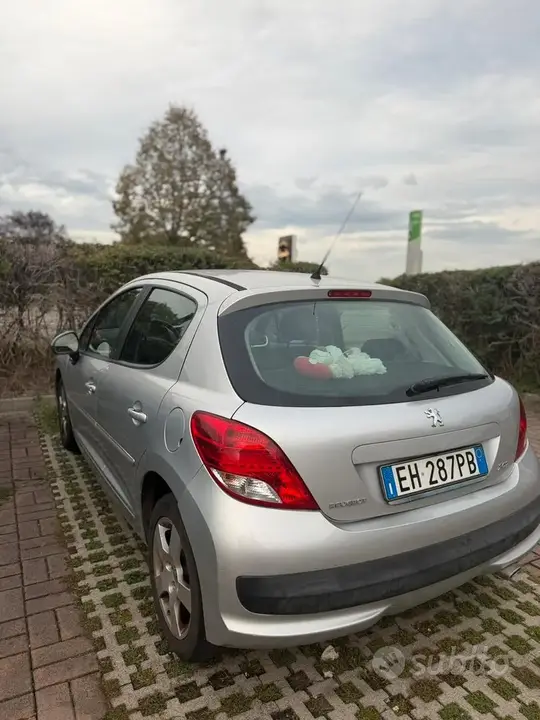 Peugeot 207 2011 photo 3