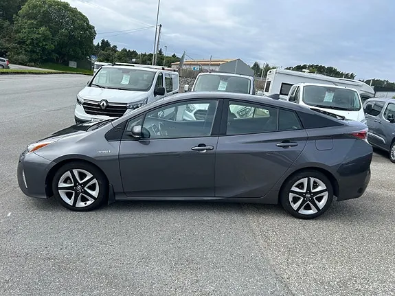 Toyota Prius 2017 photo 2