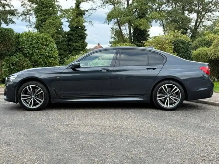 BMW 7 Series 2018 photo 2