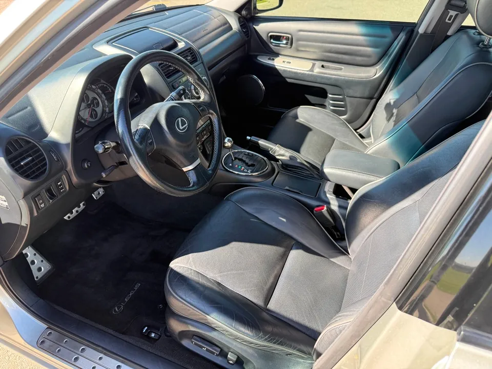 Lexus Is300 2004 photo 3