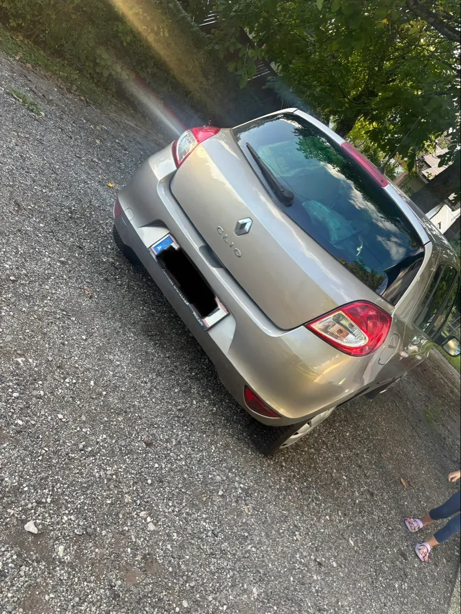 Renault Clio 2010 photo 2