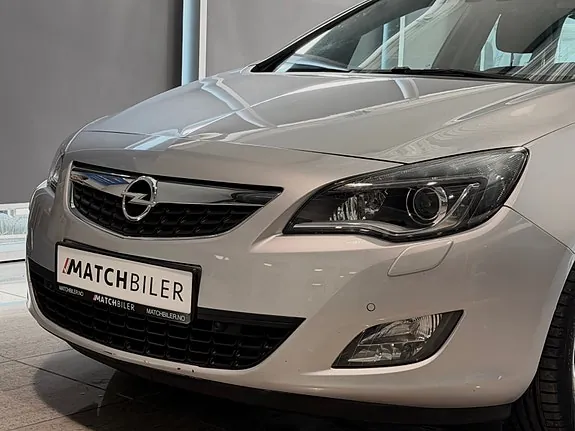 Opel Astra 2011 photo 2
