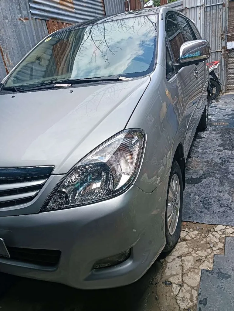 Toyota Innova 2011 photo 2