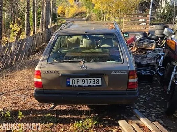 Mercedes-Benz E-Class 1988 photo 3