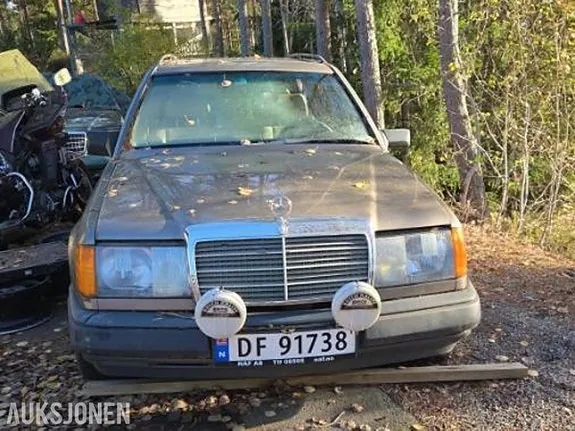 Mercedes-Benz E-Class 1988 photo 2