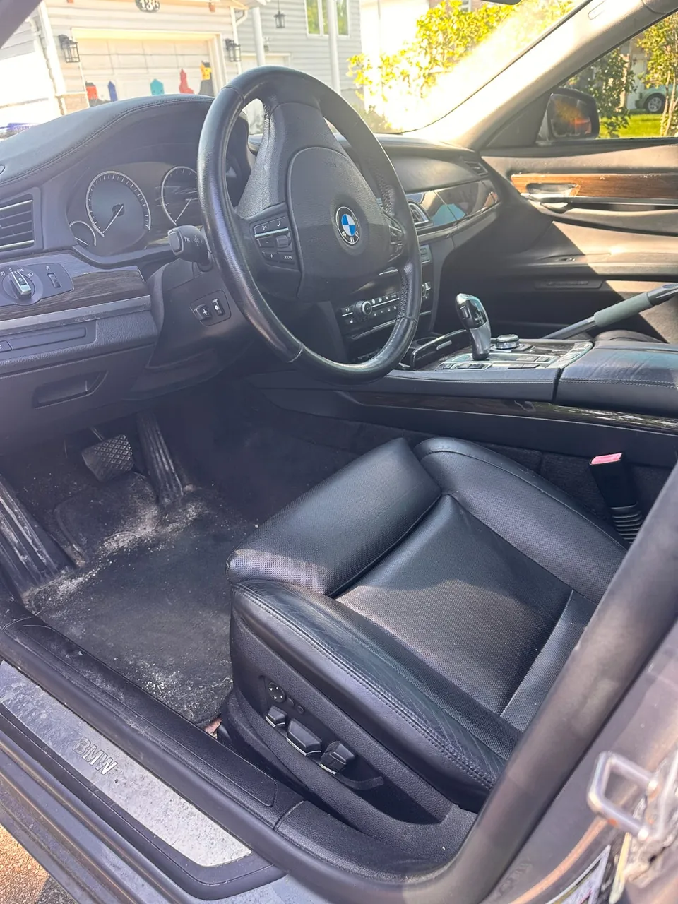 BMW 7 Series 2011 photo 2