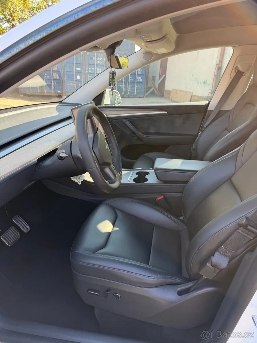 Tesla Model Y 2023 photo 2
