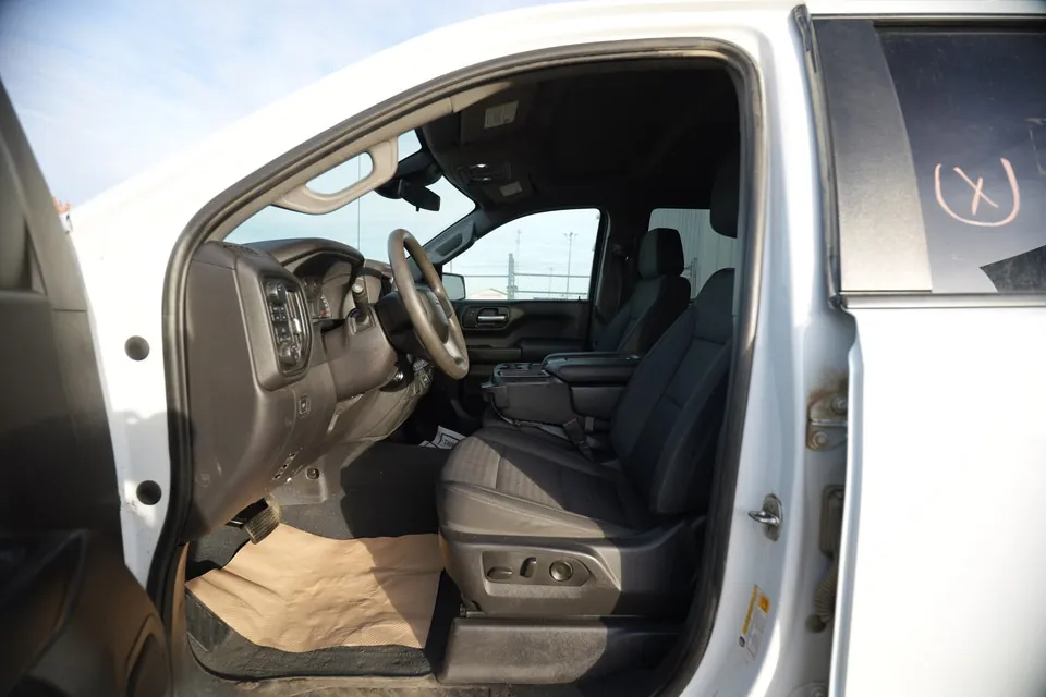 Chevrolet Silverado 2023 photo 2