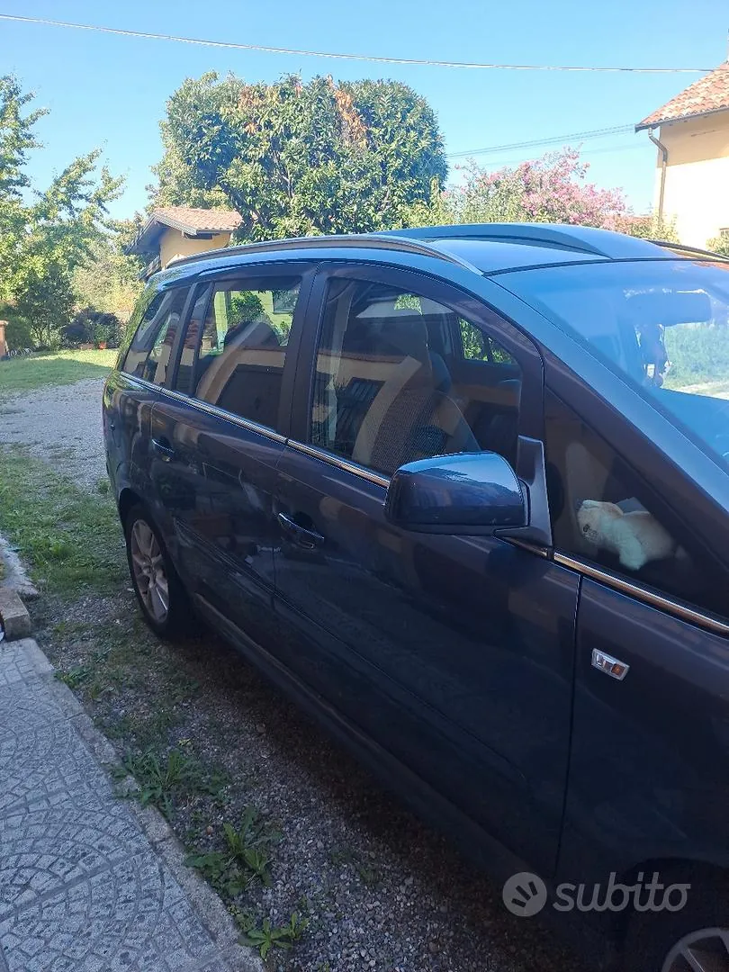 Opel Zafira 2010 photo 2