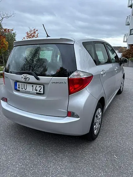 Toyota Verso-S 2011 photo 2