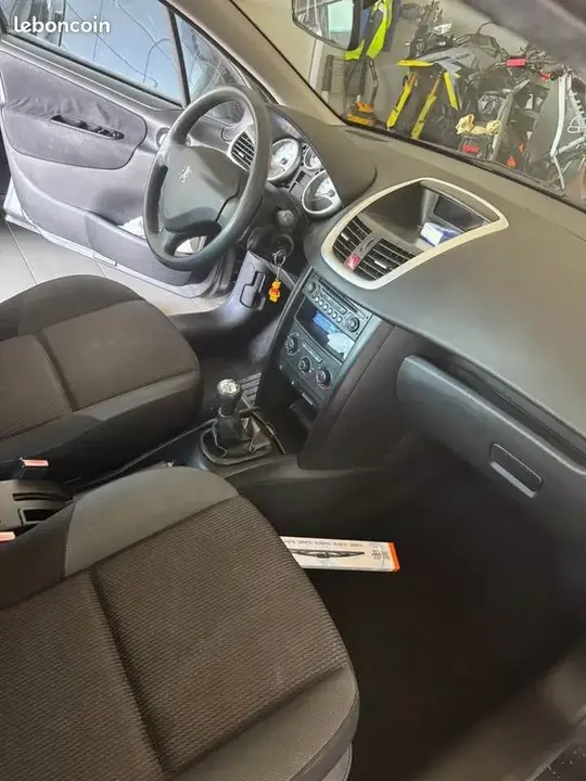 Peugeot 207 2010 photo 3