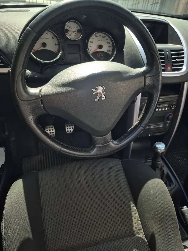 Peugeot 207 2008 photo 2