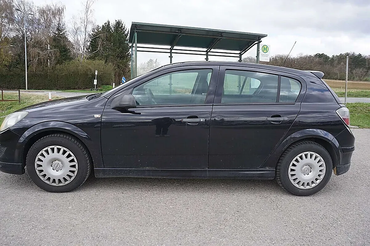 Opel Astra 2009 photo 2