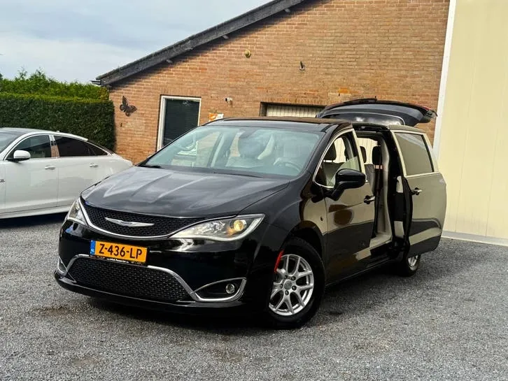 Chrysler Grand Voyager 2017 photo 2