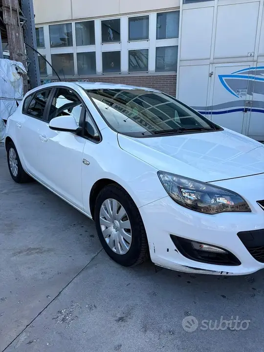 Opel Astra 2014 photo 2