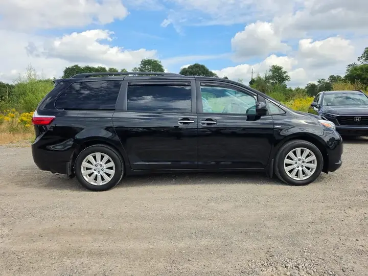 Toyota Sienna 2017 photo 3