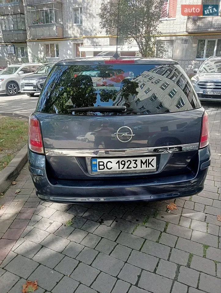 Opel Astra 2010 photo 4