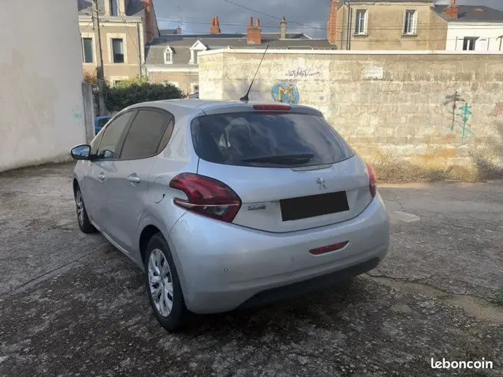 Peugeot 208 2015 photo 2