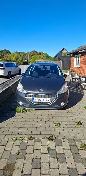 Peugeot 208 2012 photo 2