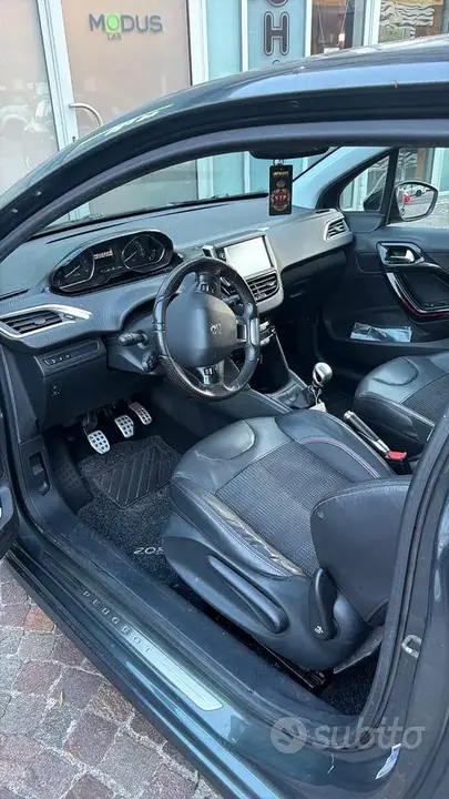 Peugeot 208 2015 photo 4