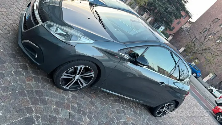 Peugeot 208 2015 photo 3